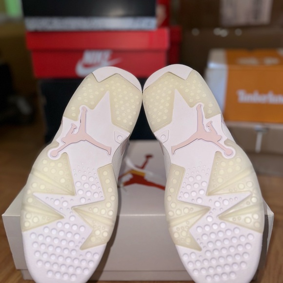 WNS AIR JORDN 6 RETRO GOLD HOOPS
WHITE/METALLIC GOLD - Picture 2 of 3